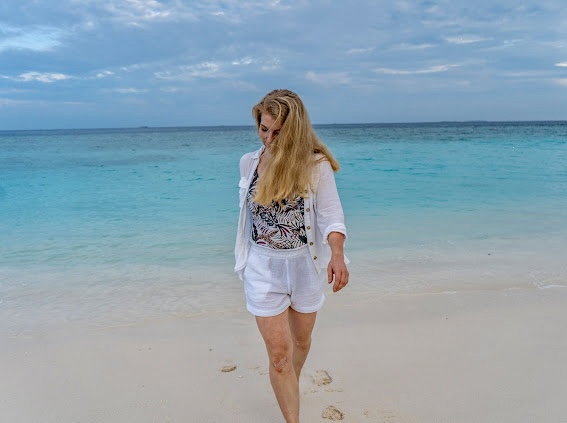 Sandra Hillmann am Strand – Therapeutin & Reisende